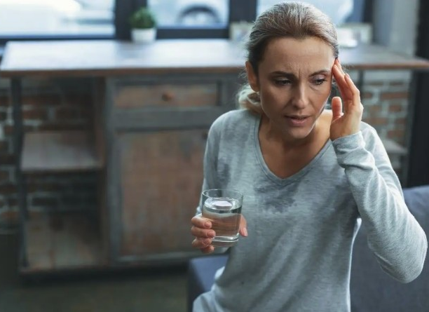 10 menopauzės simptomų ir jų palengvinimo būdai | Kidsmed