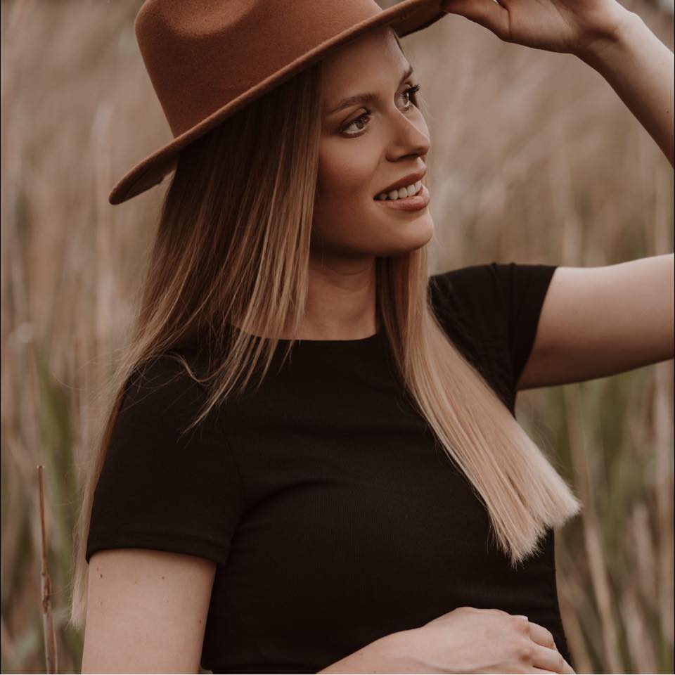 <b>Sandra Musta</b>, värske ema ja modell