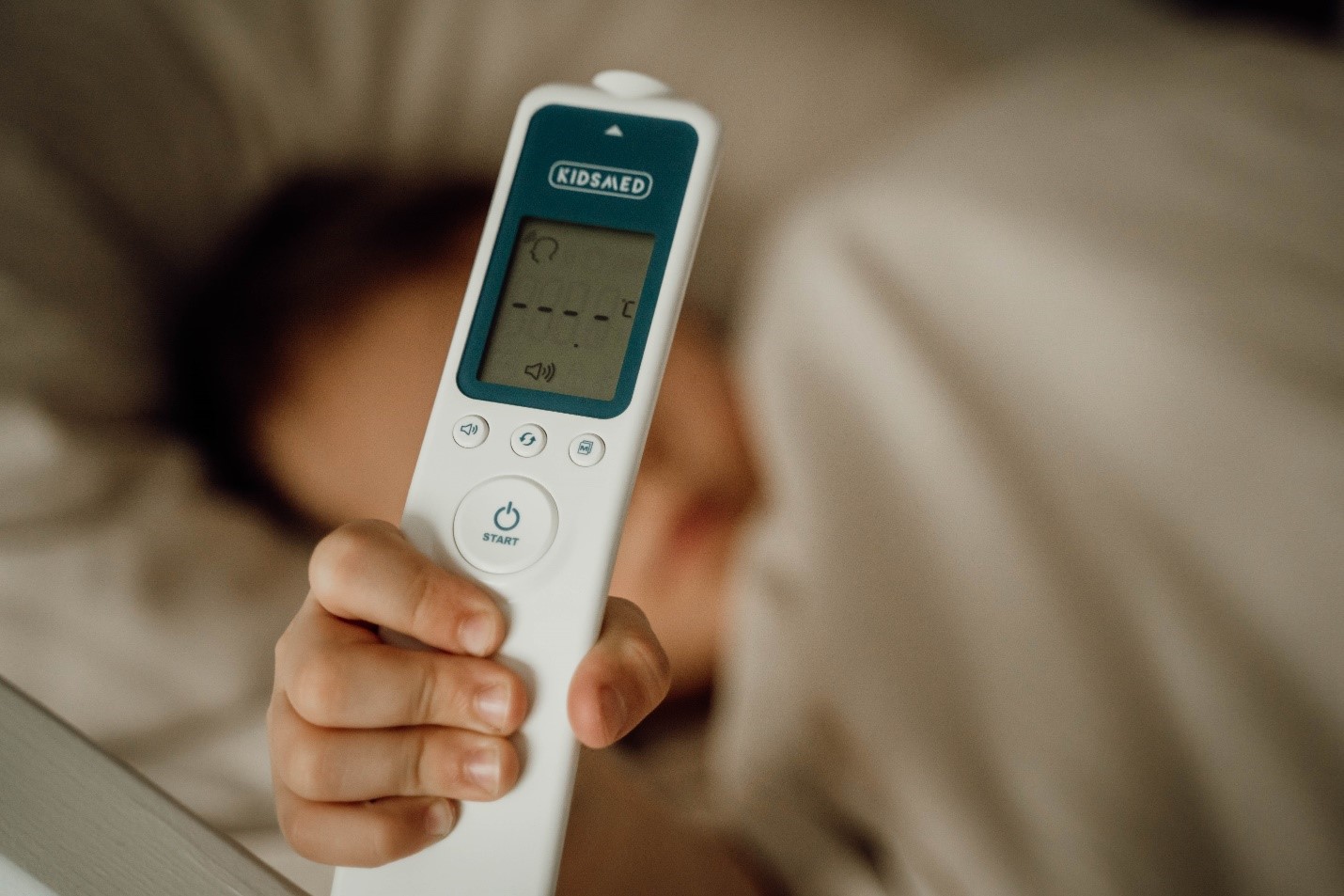„Kidsmed TermoPlus“ bekontaktis infraraudonųjų spindulių termometras matuoja kūno, patalpos ir vandens temperatūrą